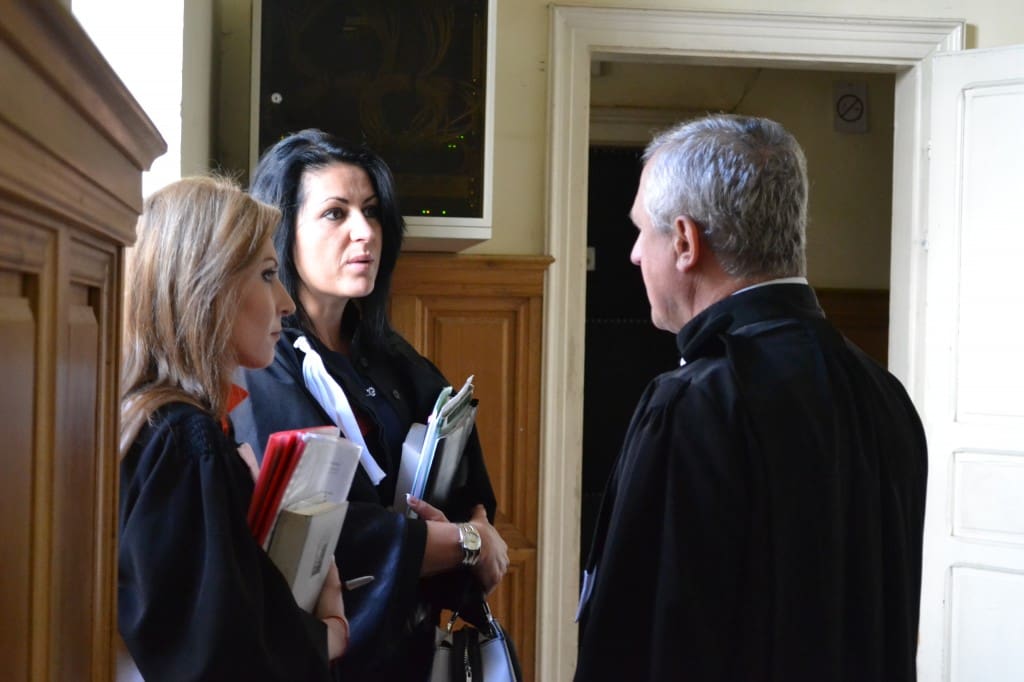 Domnul profesor  le dă sfaturi mai tinerelor colege