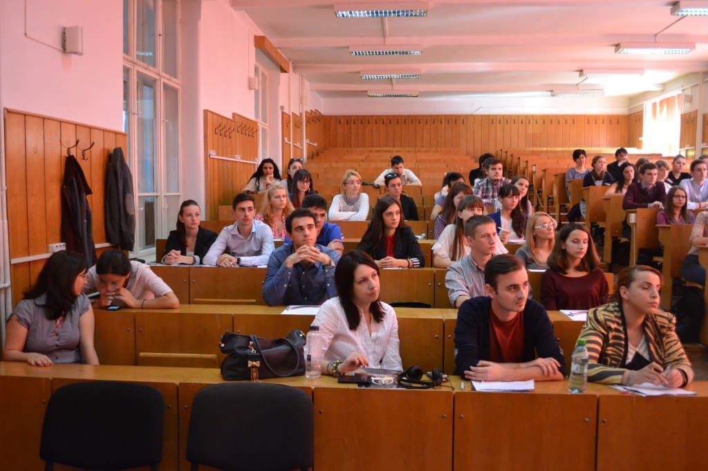 studenti drept in sala