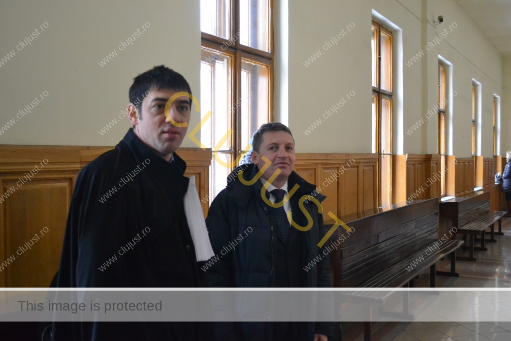 Consilierul Ioan Petran alături de avocatul său, Sergiu Bogdan