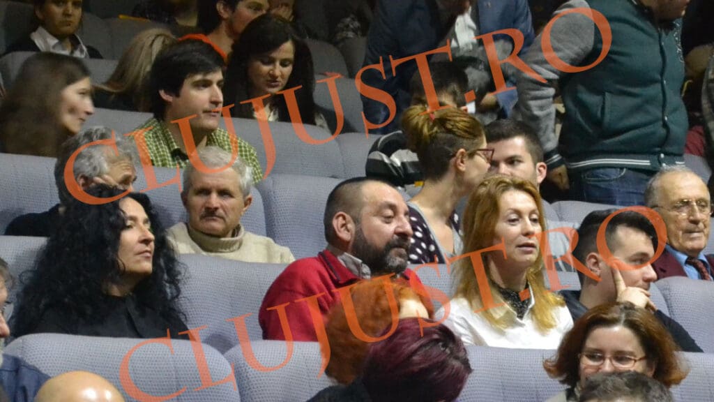 Procurorul Doru Dobocan (centru, cu bluză roșie)