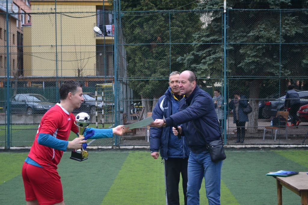 Cupele au fost acordate de către decanul Mircea Pop și fostul fotbalist Adrian Trușcă