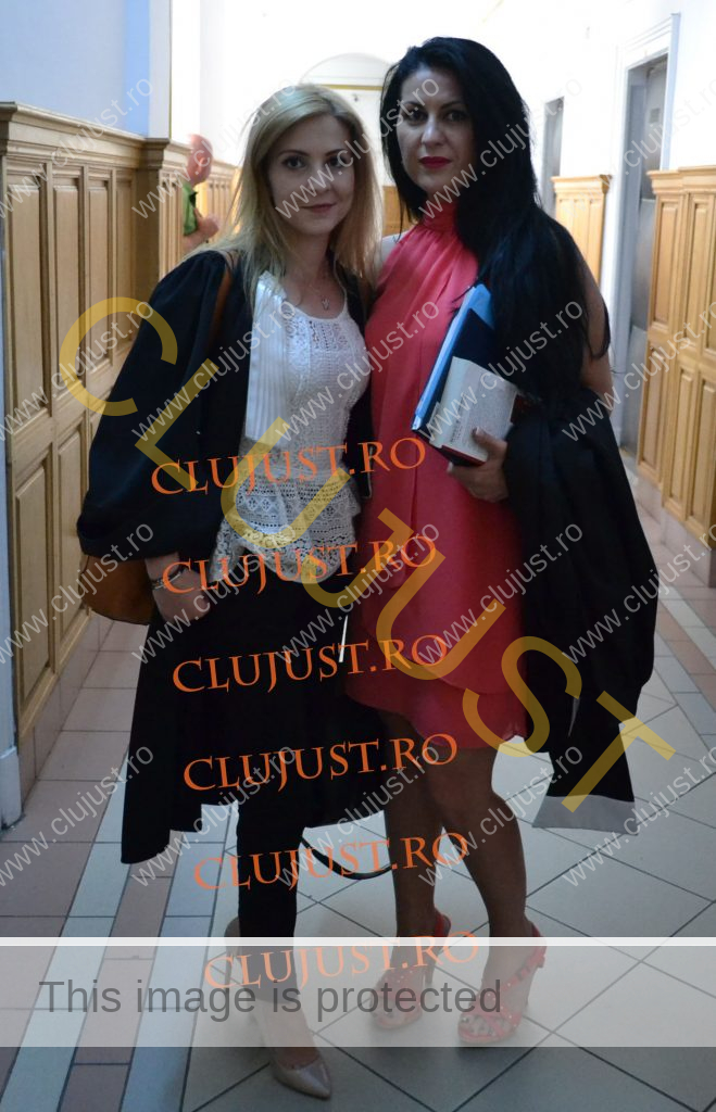 Laura Baciu alături de prietena ei Smaranda Bara, avocata lui Uioreanu