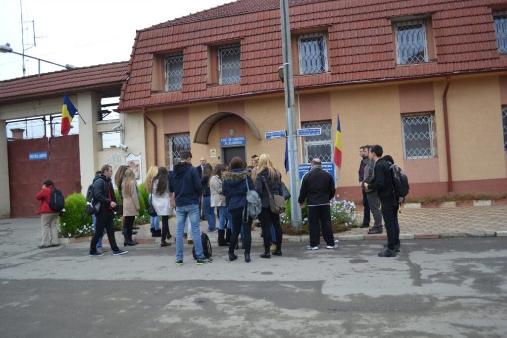 in fata la penitenciarul gherla (1)