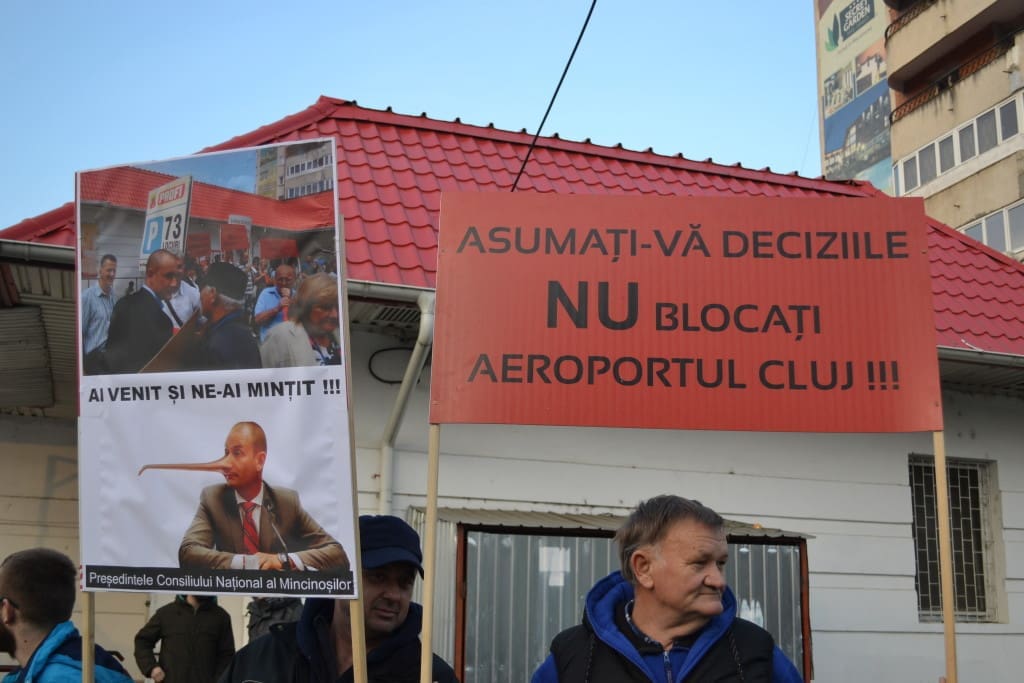 protest angajati aeroport in fata la CJ Cluj - dec2015 (4)