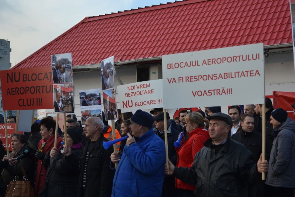 protest angajati aeroport in fata la CJ Cluj - dec2015 (5)