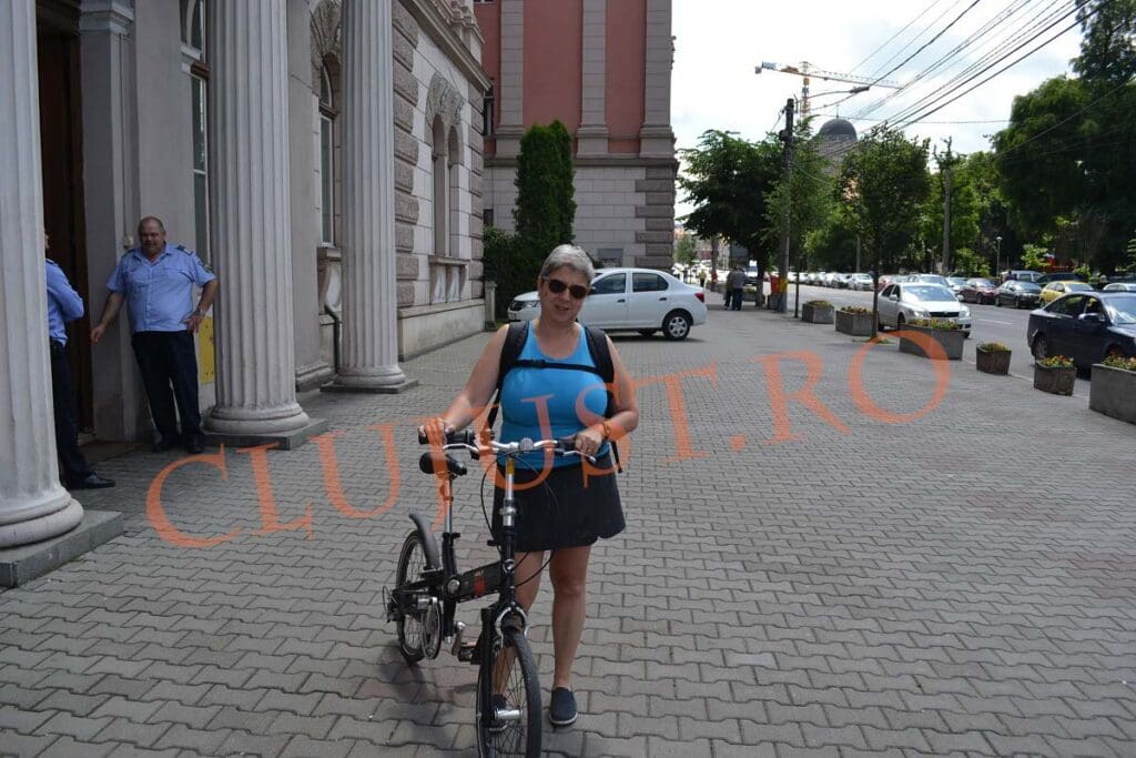ariana ilies pe bicicleta clujust