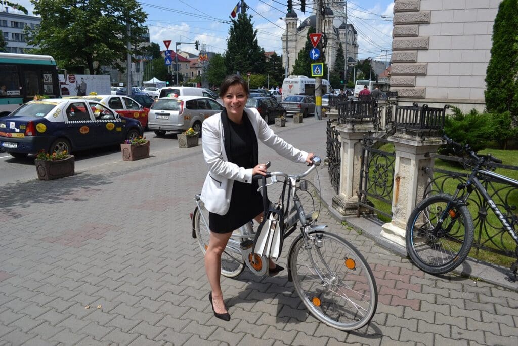 kati azzoal pe bicicleta (1)