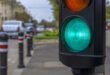 Șofer sancționat pentru că ar fi trecut pe roșu, absolvit în instanță după ce doi martori au confirmat că semaforul era verde