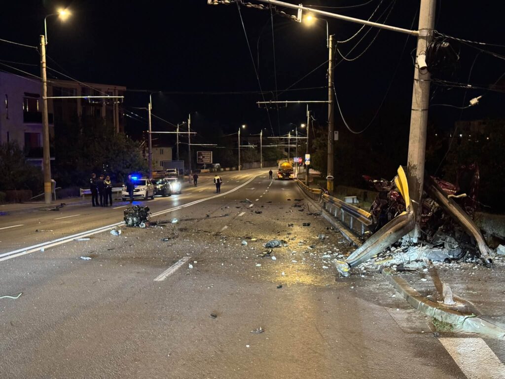 Accident teribil în Cluj-Napoca. Mașina s-a înfipt în stâlp, motorul a zburat la 50 de metri