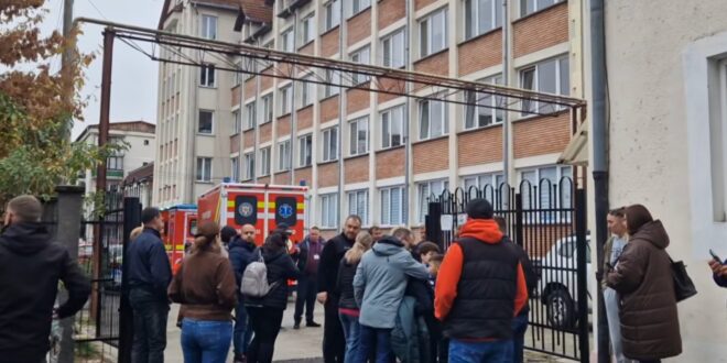 Un elev a atacat cu cuțitul o profesoară și un coleg într-o școală din Bistrița
